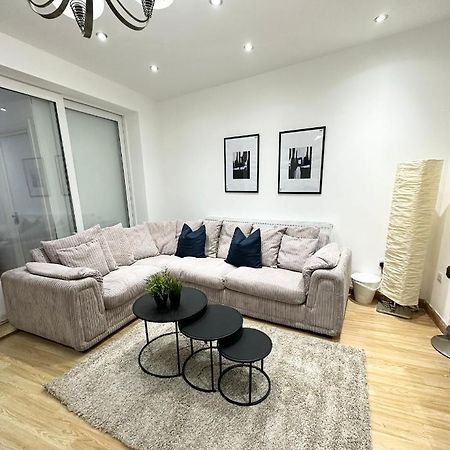 London Charm - Comfortable Room In Spacious House Extérieur photo