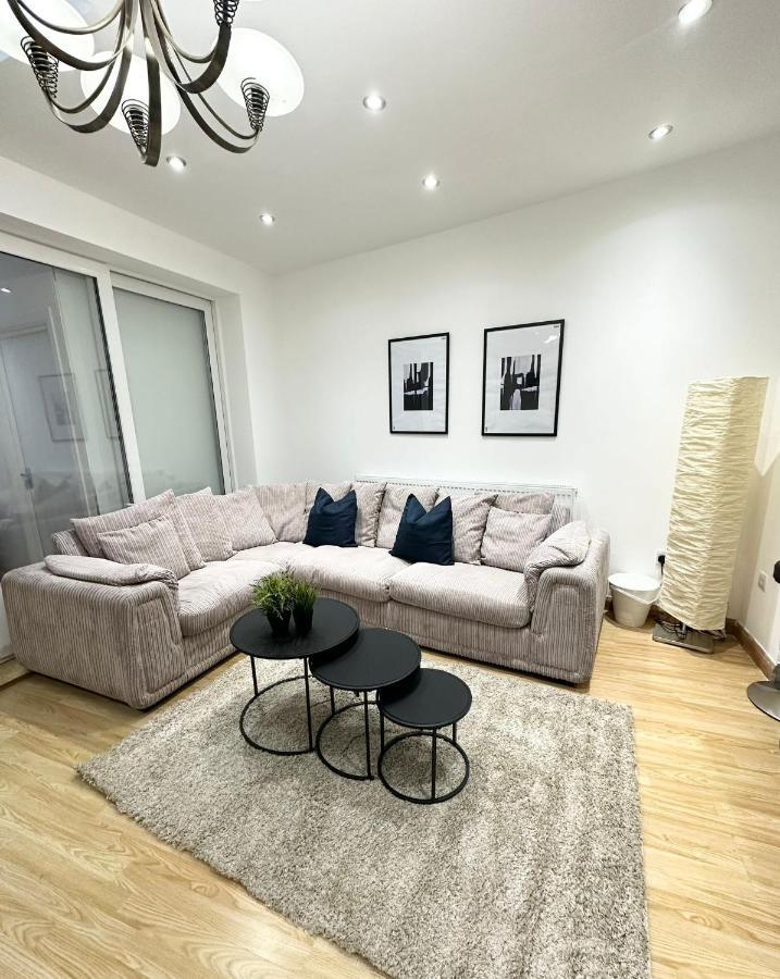 London Charm - Comfortable Room In Spacious House Extérieur photo