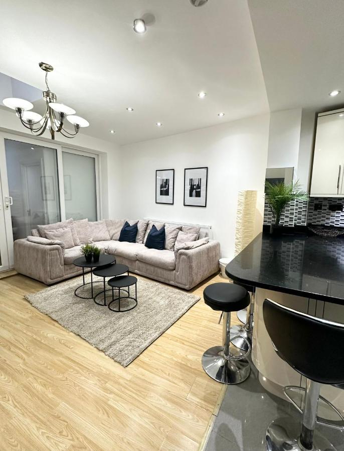 London Charm - Comfortable Room In Spacious House Extérieur photo