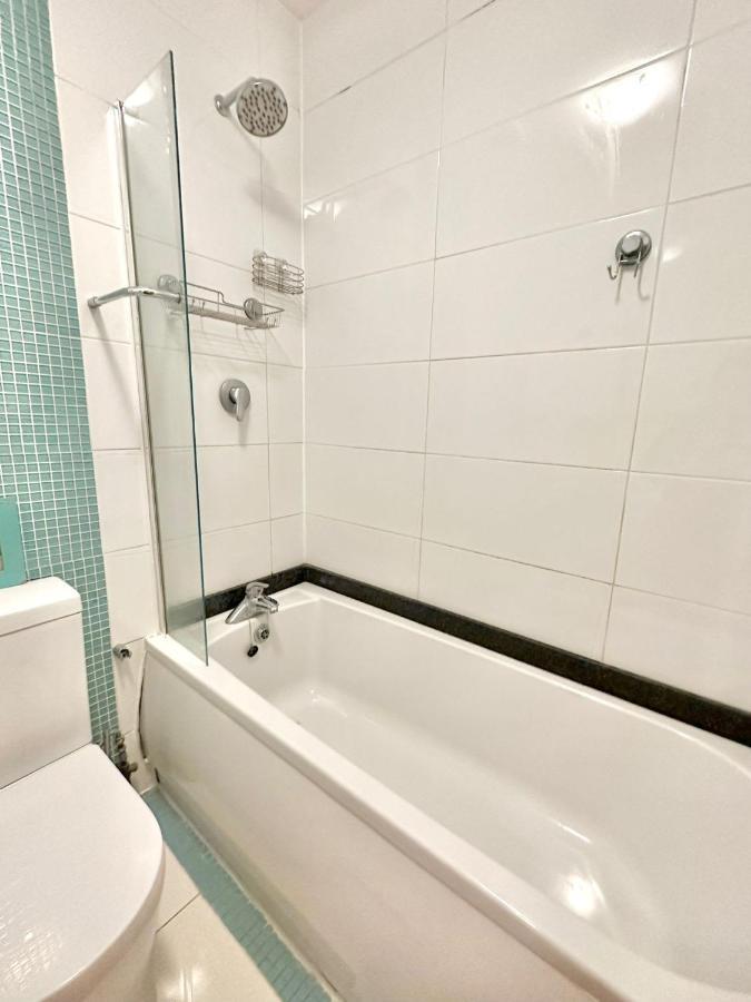 London Charm - Comfortable Room In Spacious House Extérieur photo
