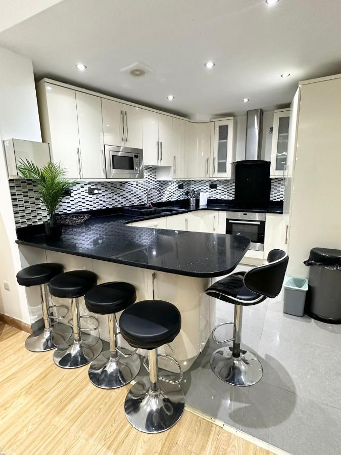 London Charm - Comfortable Room In Spacious House Extérieur photo