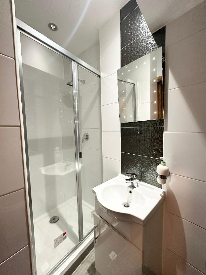 London Charm - Comfortable Room In Spacious House Extérieur photo