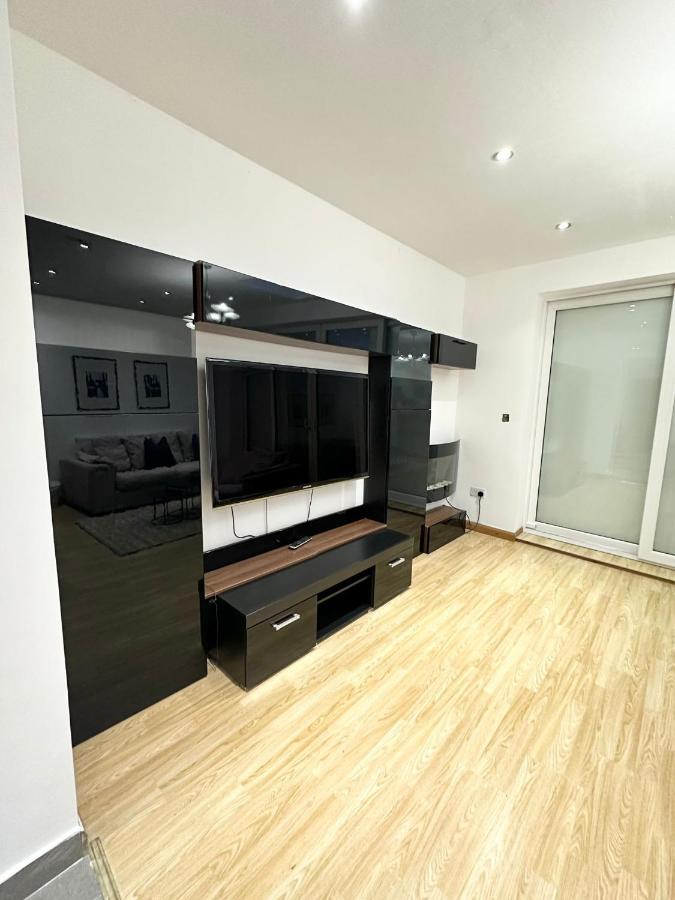 London Charm - Comfortable Room In Spacious House Extérieur photo